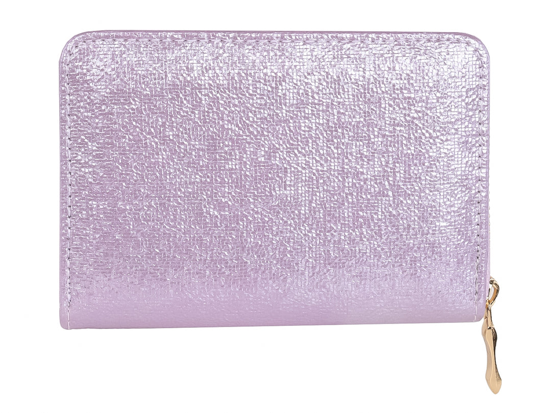 Monedero rectangular color morado brillante con cierre y detalle metálico dorado.