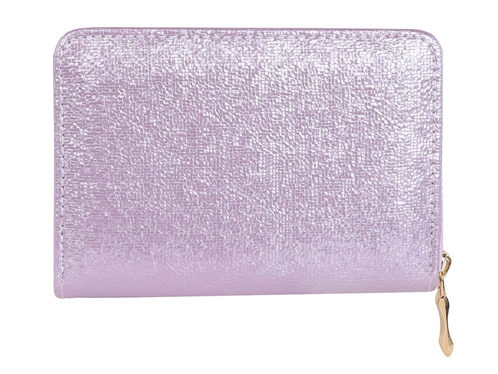 Monedero rectangular color morado brillante con cierre y detalle metálico dorado.