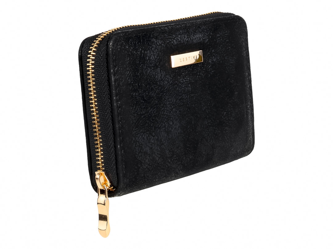 Monedero negro con textura granulada, cierre y placa metálica en color dorado.
