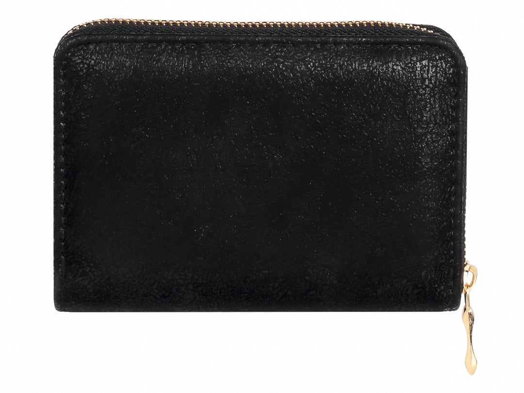 Monedero negro con textura granulada, cierre y placa metálica en color dorado.