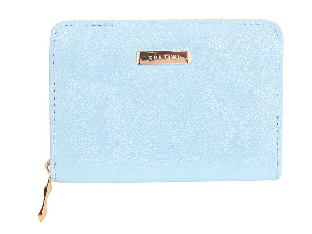 Monedero rectangular de color azul claro con cierre y detalle metálico dorado.