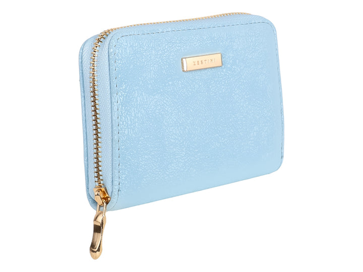 Monedero rectangular de color azul claro con cierre y detalle metálico dorado.