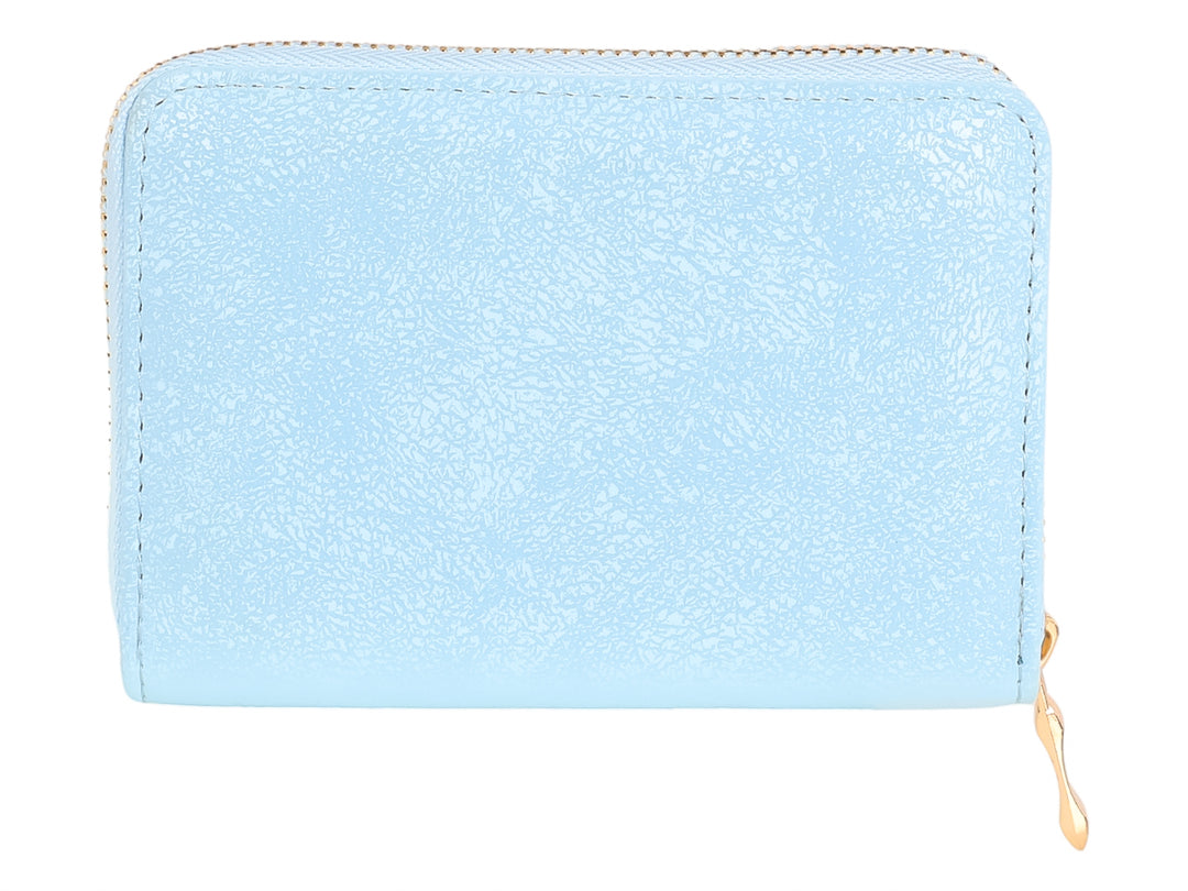 Monedero rectangular de color azul claro con cierre y detalle metálico dorado.