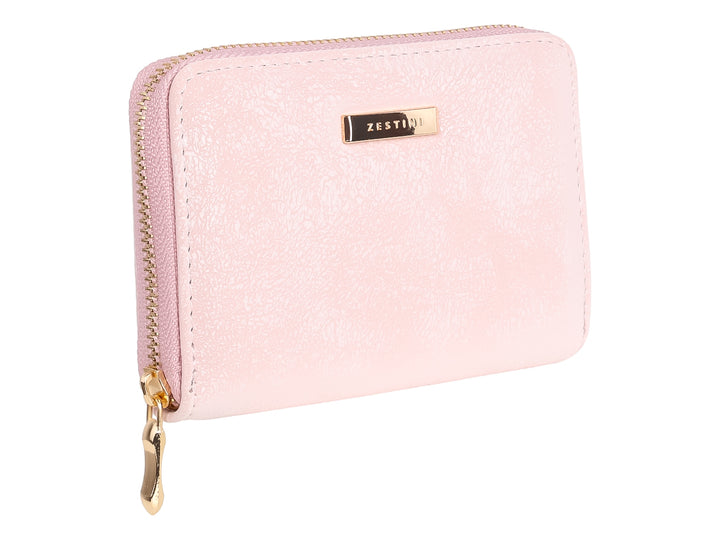 Monedero color rosa con cierre y detalle metálico dorado.