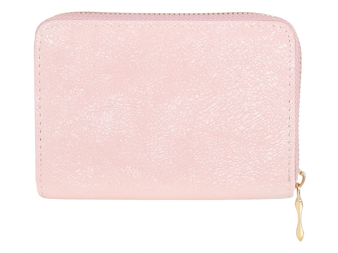 Monedero color rosa con cierre y detalle metálico dorado.