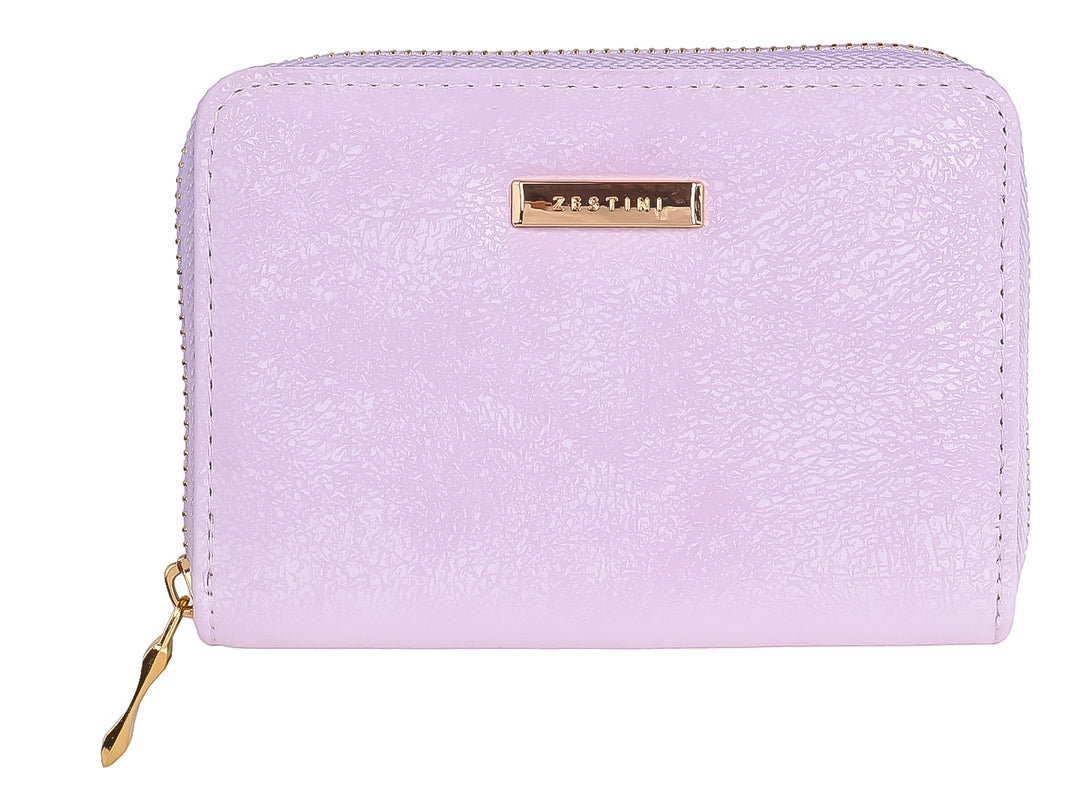 Monedero color morado brillante con cierre y placa metálica dorada.