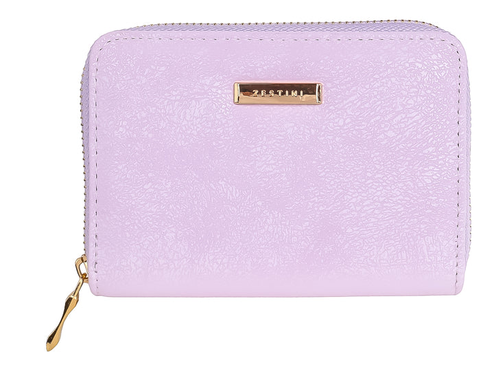 Monedero color morado brillante con cierre y placa metálica dorada.