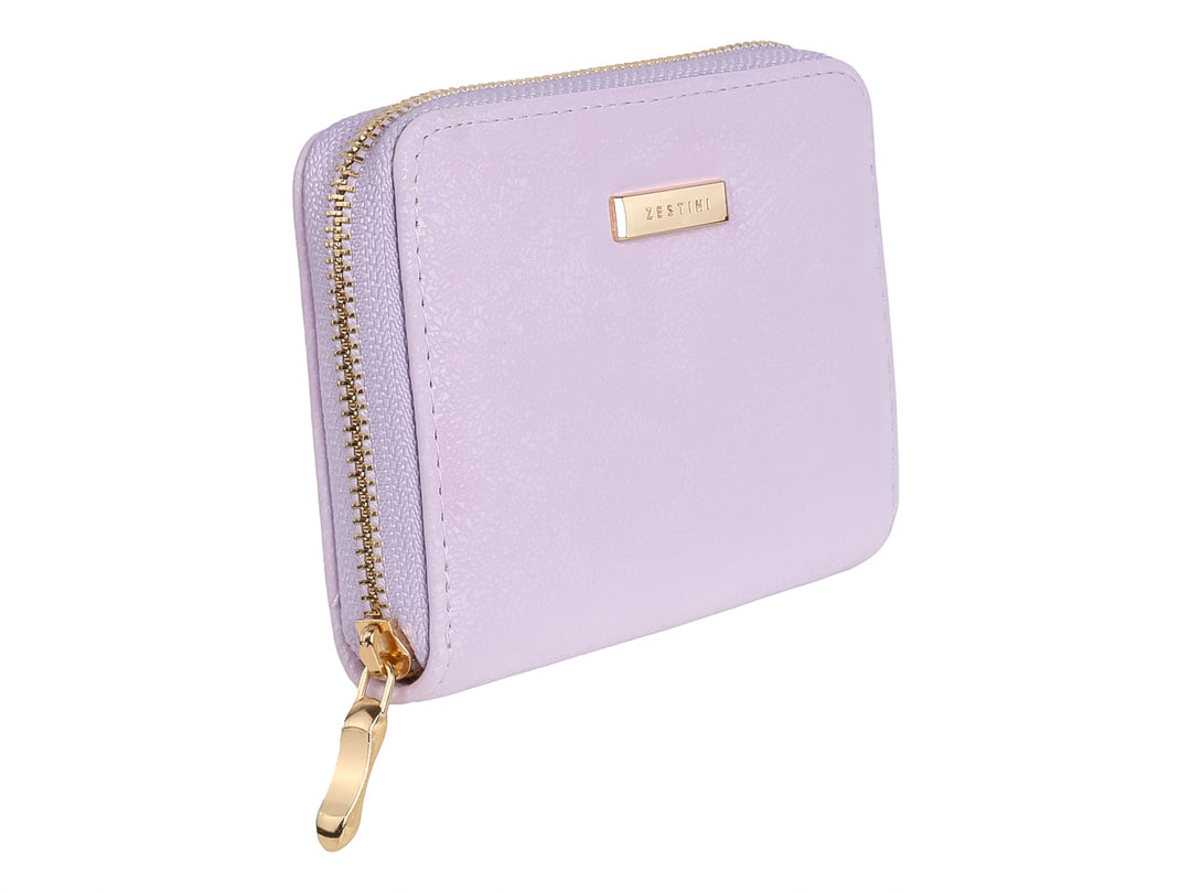 Monedero color morado brillante con cierre y placa metálica dorada.