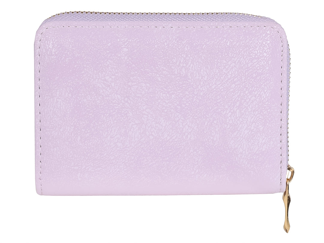 Monedero color morado brillante con cierre y placa metálica dorada.
