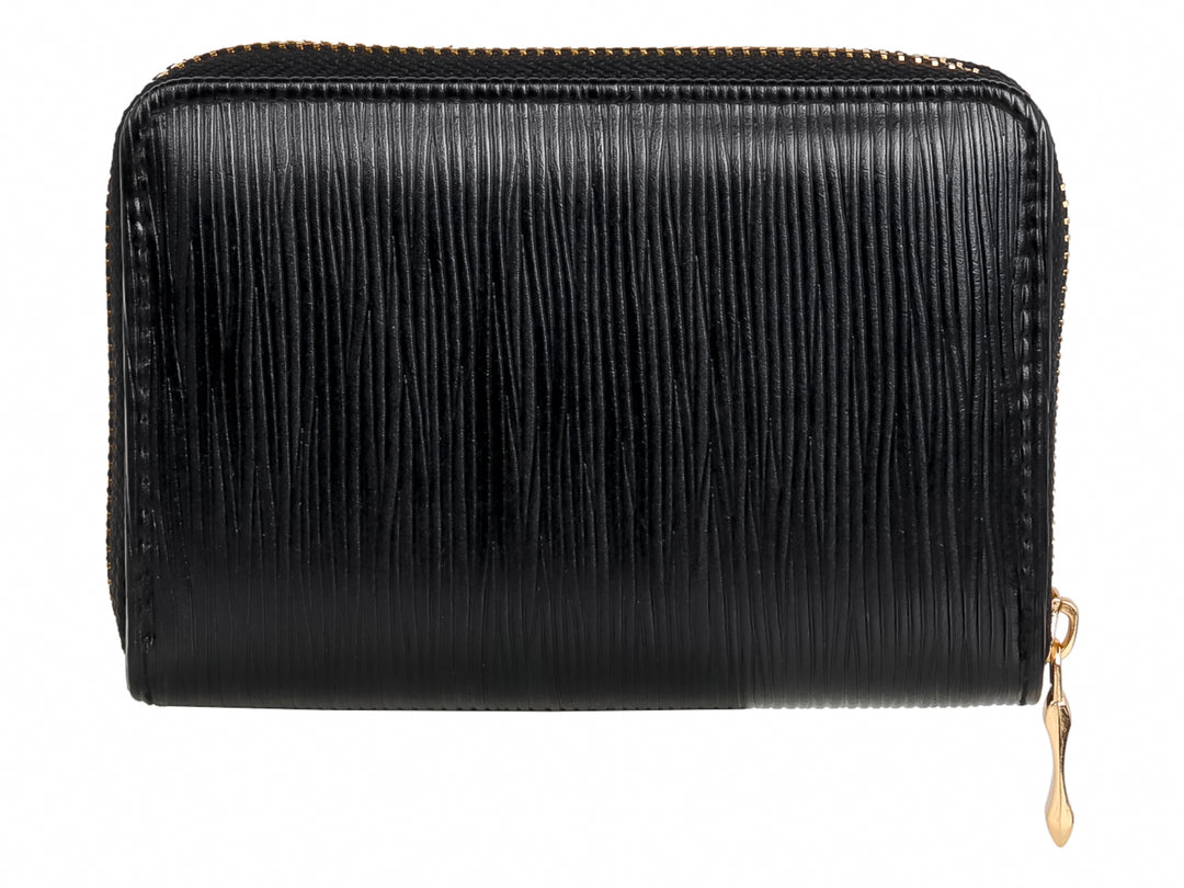Monedero negro con textura estriada y detalles en color dorado.