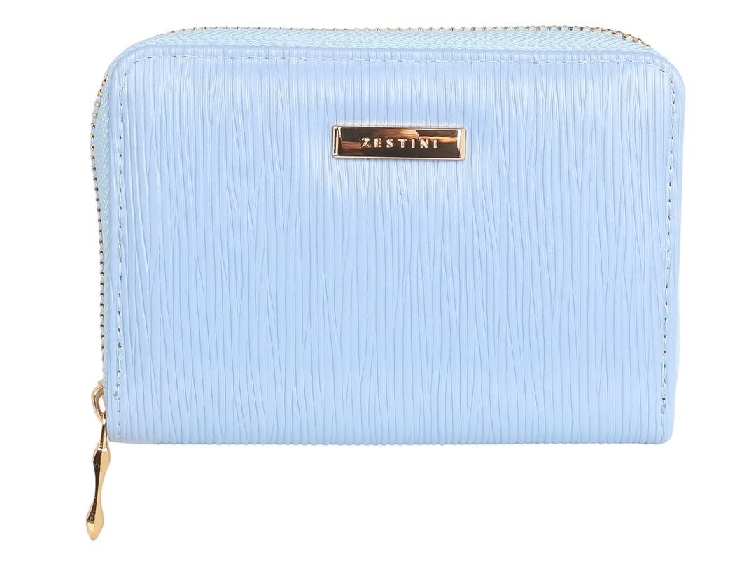 Monedero azul cielo con textura acanalada y detalles en color dorado.