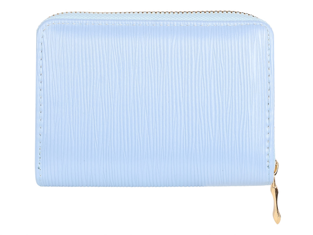 Monedero azul cielo con textura acanalada y detalles en color dorado.