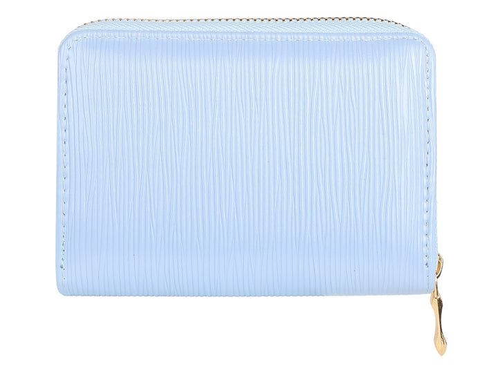 Monedero azul cielo con textura acanalada y detalles en color dorado.