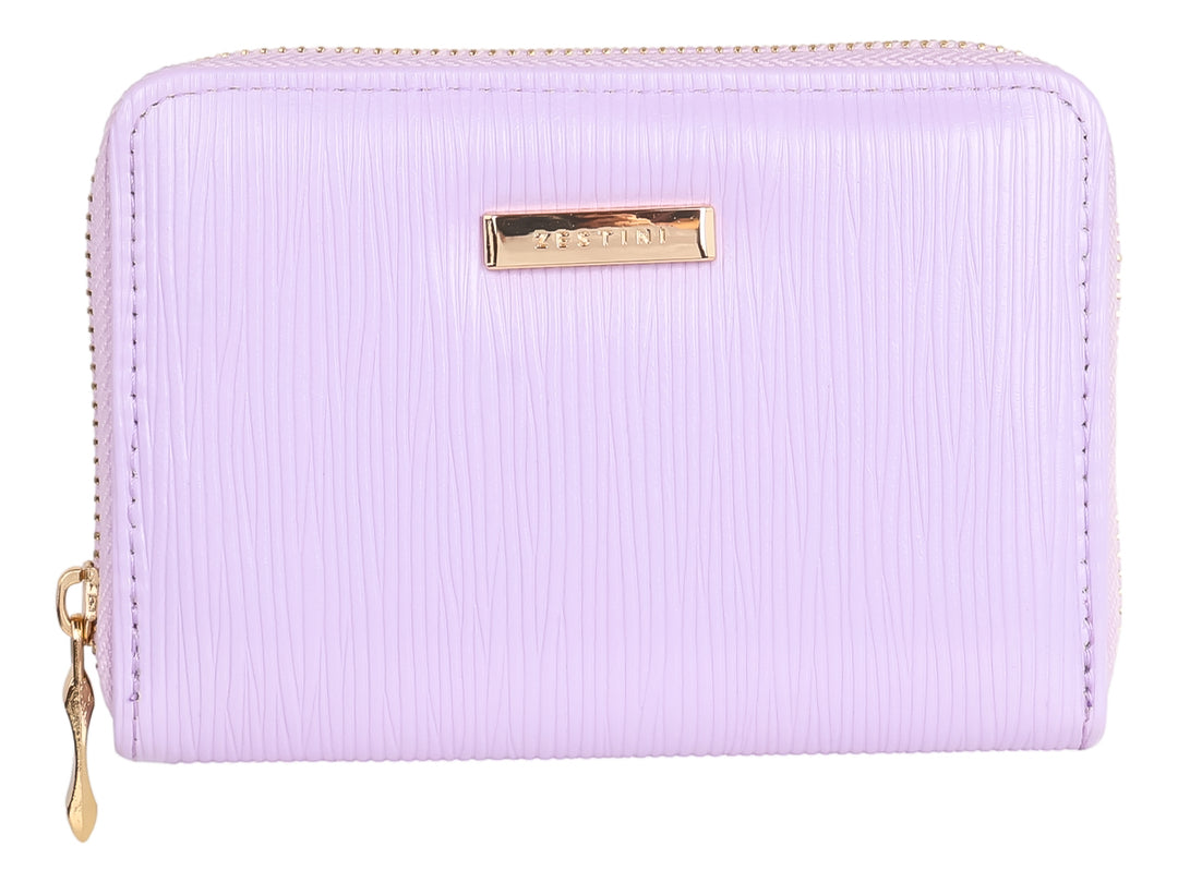 Monedero color morado con textura vertical y cierre dorado.