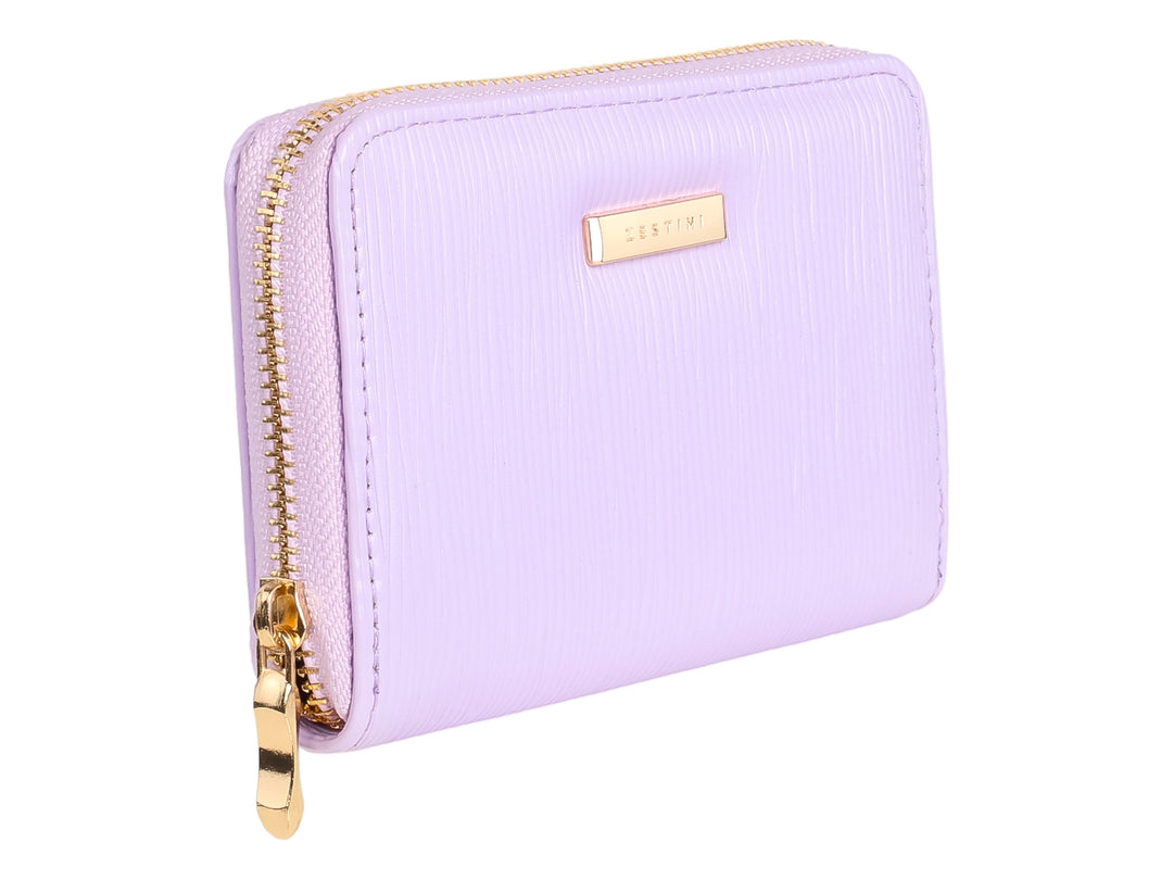 Monedero color morado con textura vertical y cierre dorado.