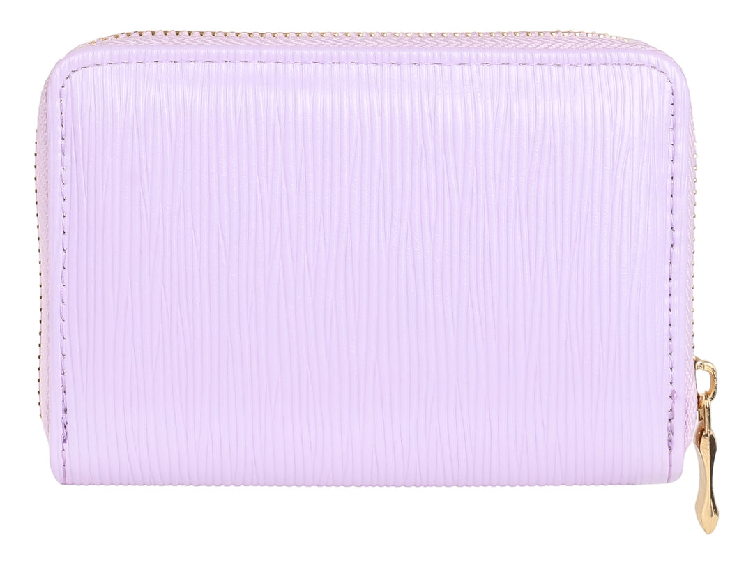 Monedero color morado con textura vertical y cierre dorado.