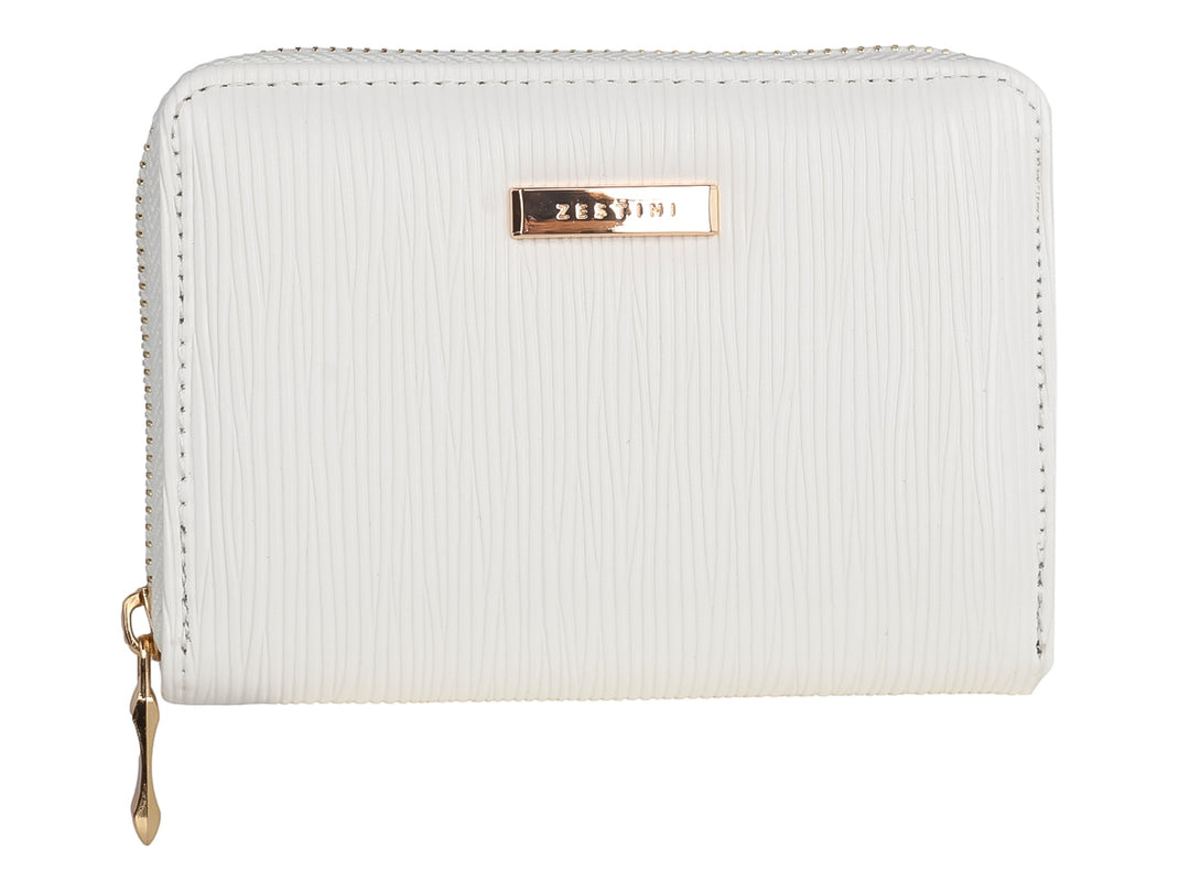 Monedero blanco con textura estriada y detalles en color dorado.