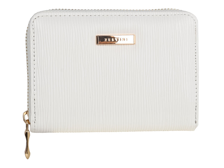 Monedero blanco con textura estriada y detalles en color dorado.