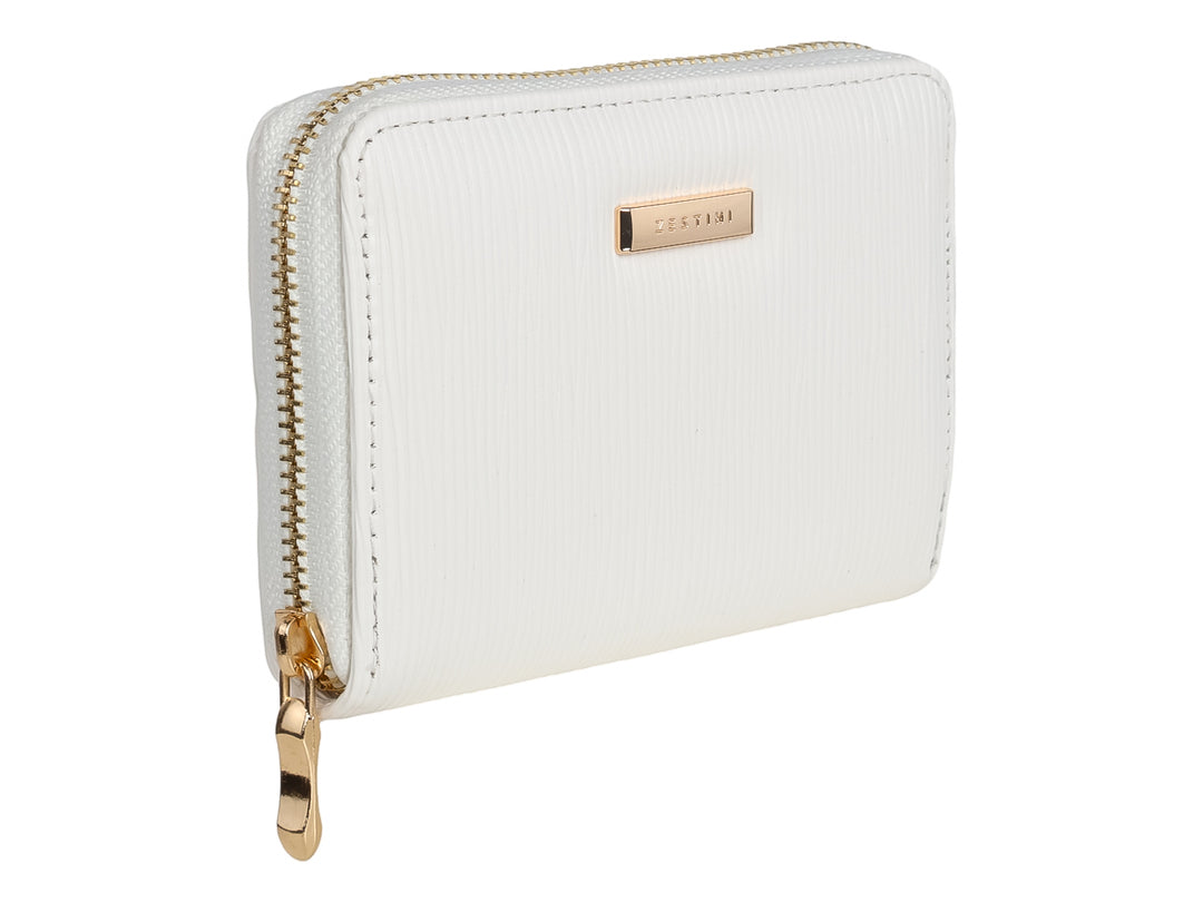 Monedero blanco con textura estriada y detalles en color dorado.