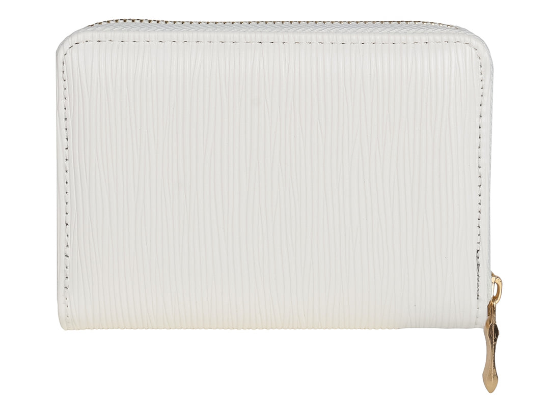 Monedero blanco con textura estriada y detalles en color dorado.