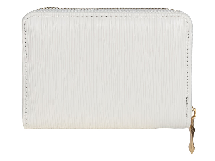 Monedero blanco con textura estriada y detalles en color dorado.