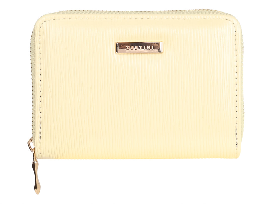 Monedero amarillo pálido con textura de líneas verticales y detalles en dorado.