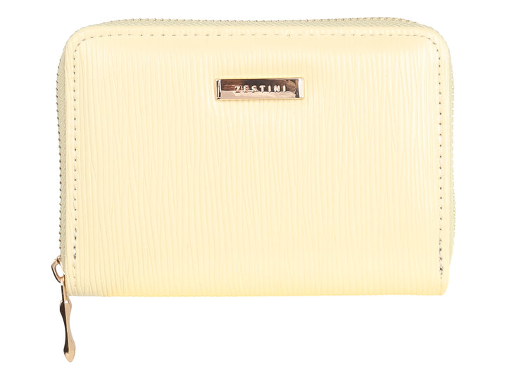 Monedero amarillo pálido con textura de líneas verticales y detalles en dorado.