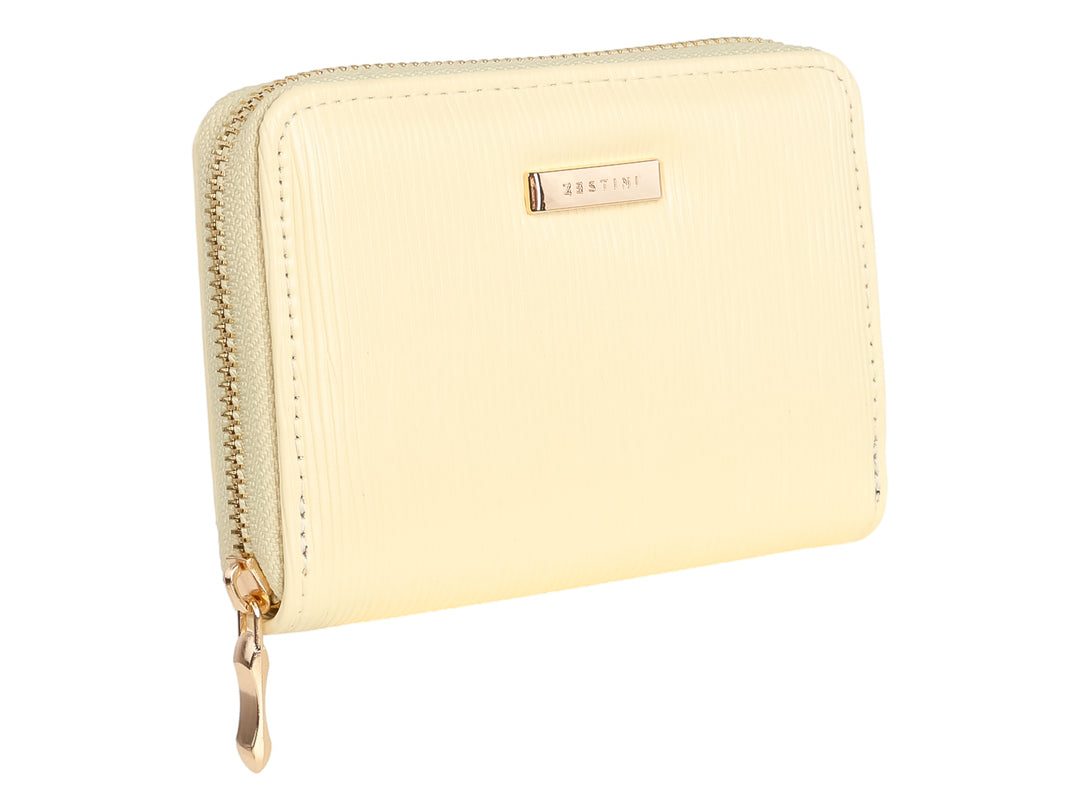 Monedero amarillo pálido con textura de líneas verticales y detalles en dorado.