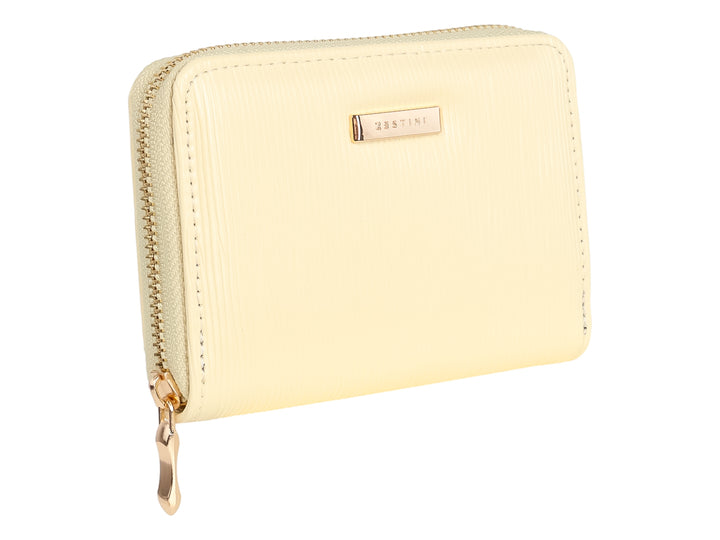 Monedero amarillo pálido con textura de líneas verticales y detalles en dorado.