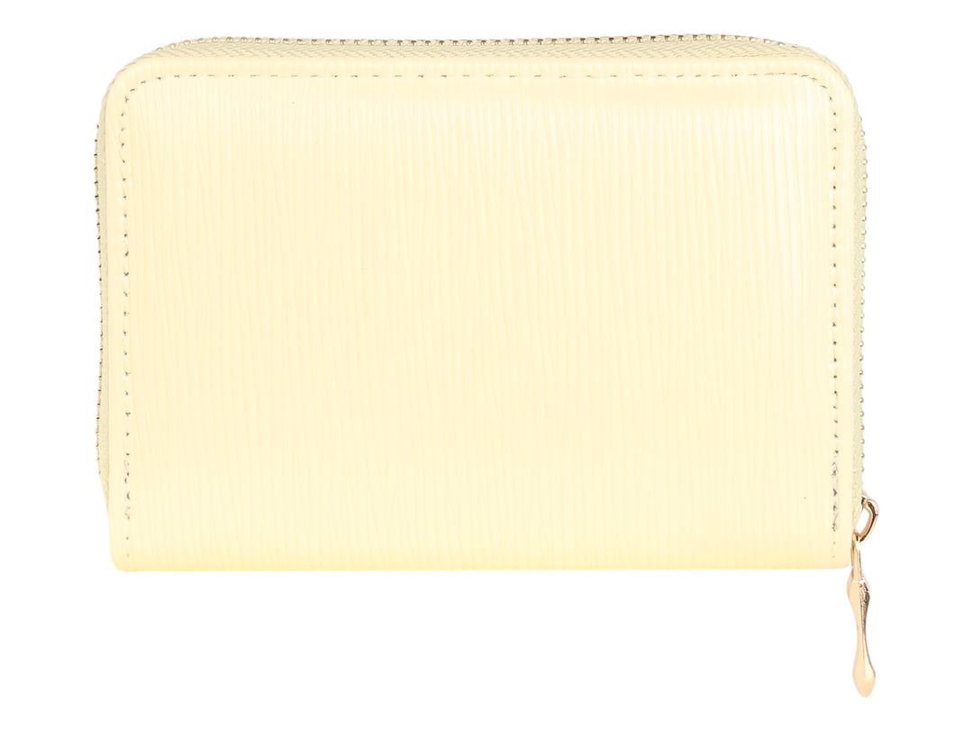 Monedero amarillo pálido con textura de líneas verticales y detalles en dorado.