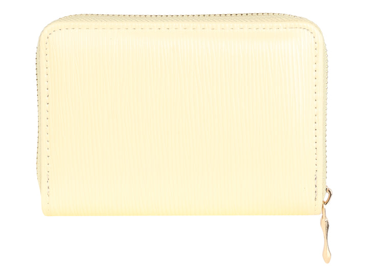 Monedero amarillo pálido con textura de líneas verticales y detalles en dorado.