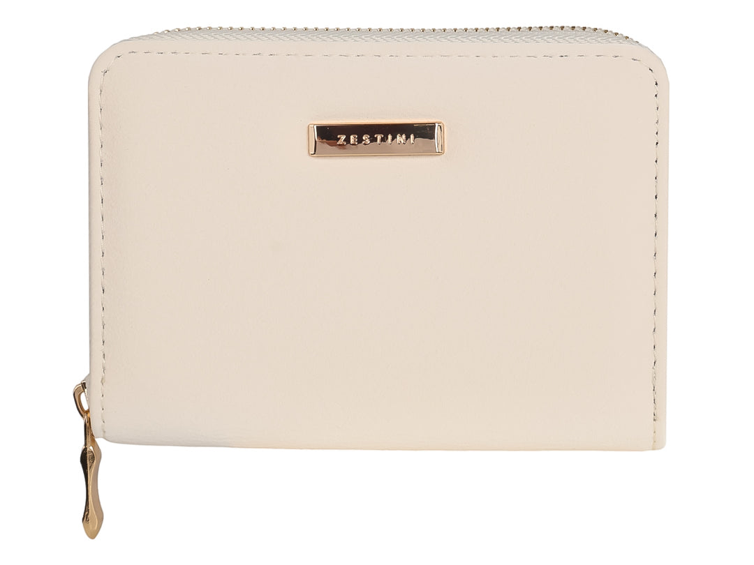 Monedero color beige con cierre y placa metálica dorada.