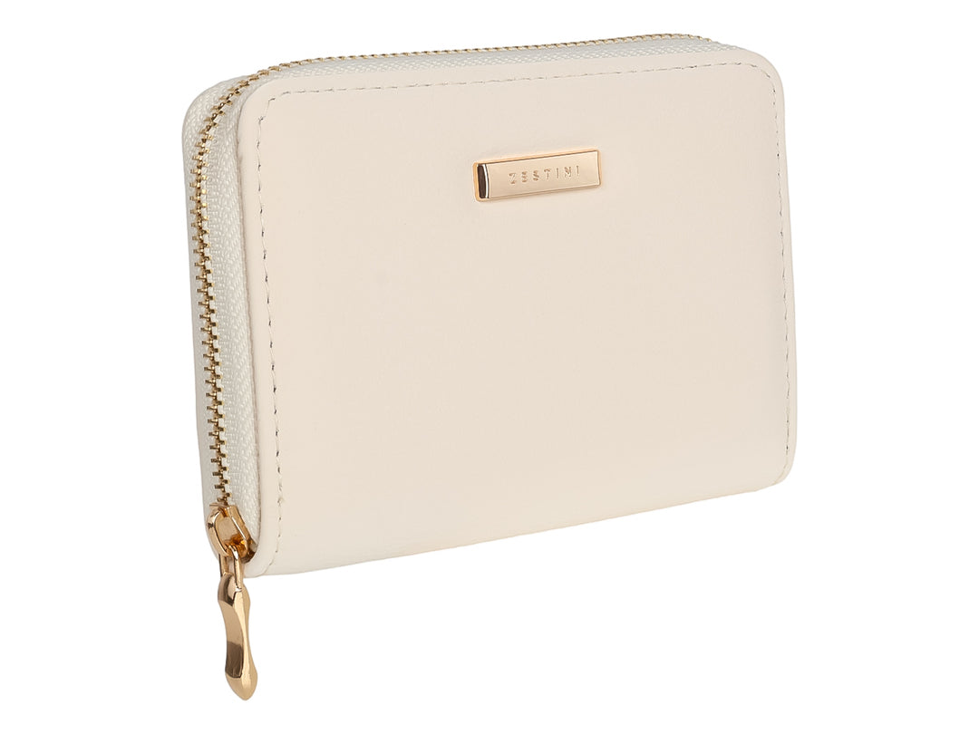 Monedero color beige con cierre y placa metálica dorada.