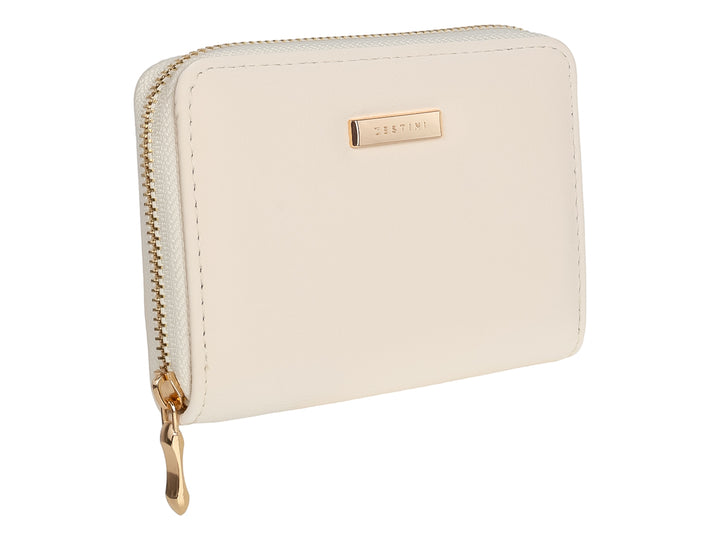 Monedero color beige con cierre y placa metálica dorada.