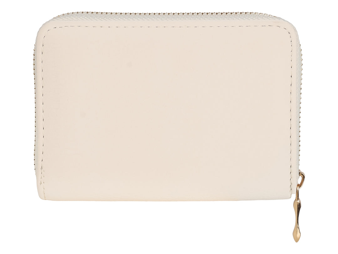 Monedero color beige con cierre y placa metálica dorada.
