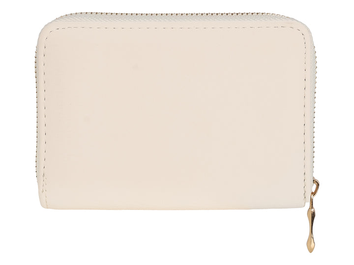 Monedero color beige con cierre y placa metálica dorada.