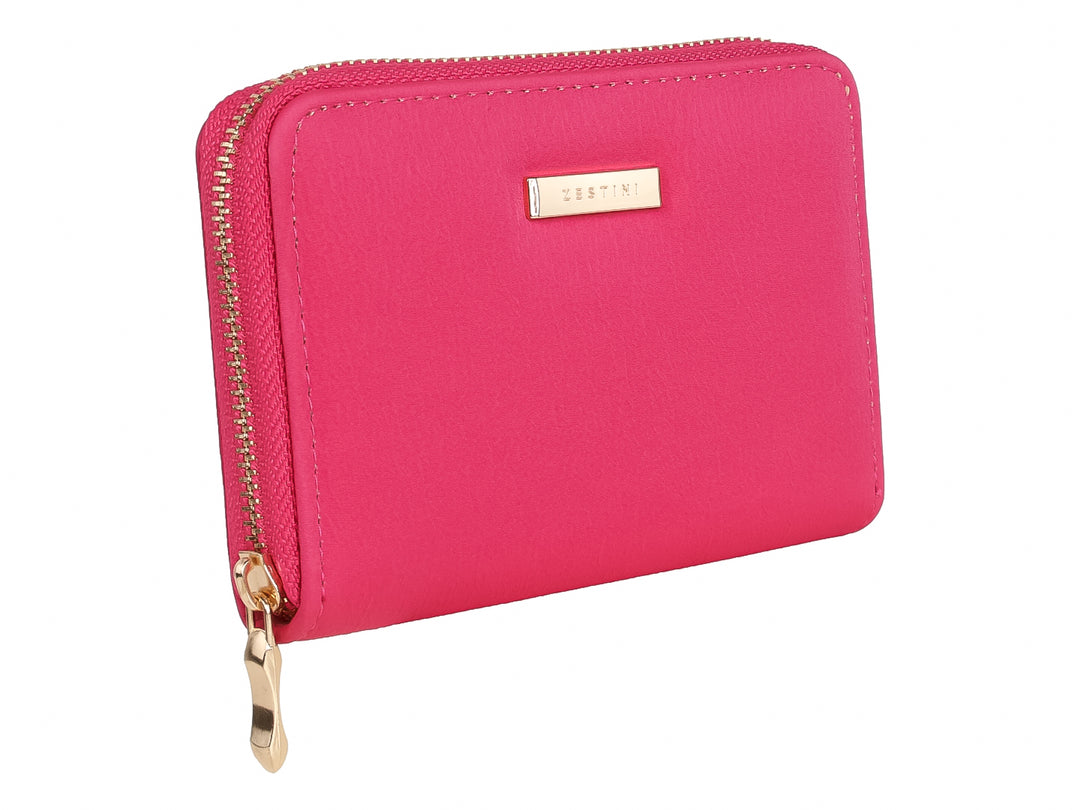 Monedero color rosa con cierre y detalle metálico dorado.