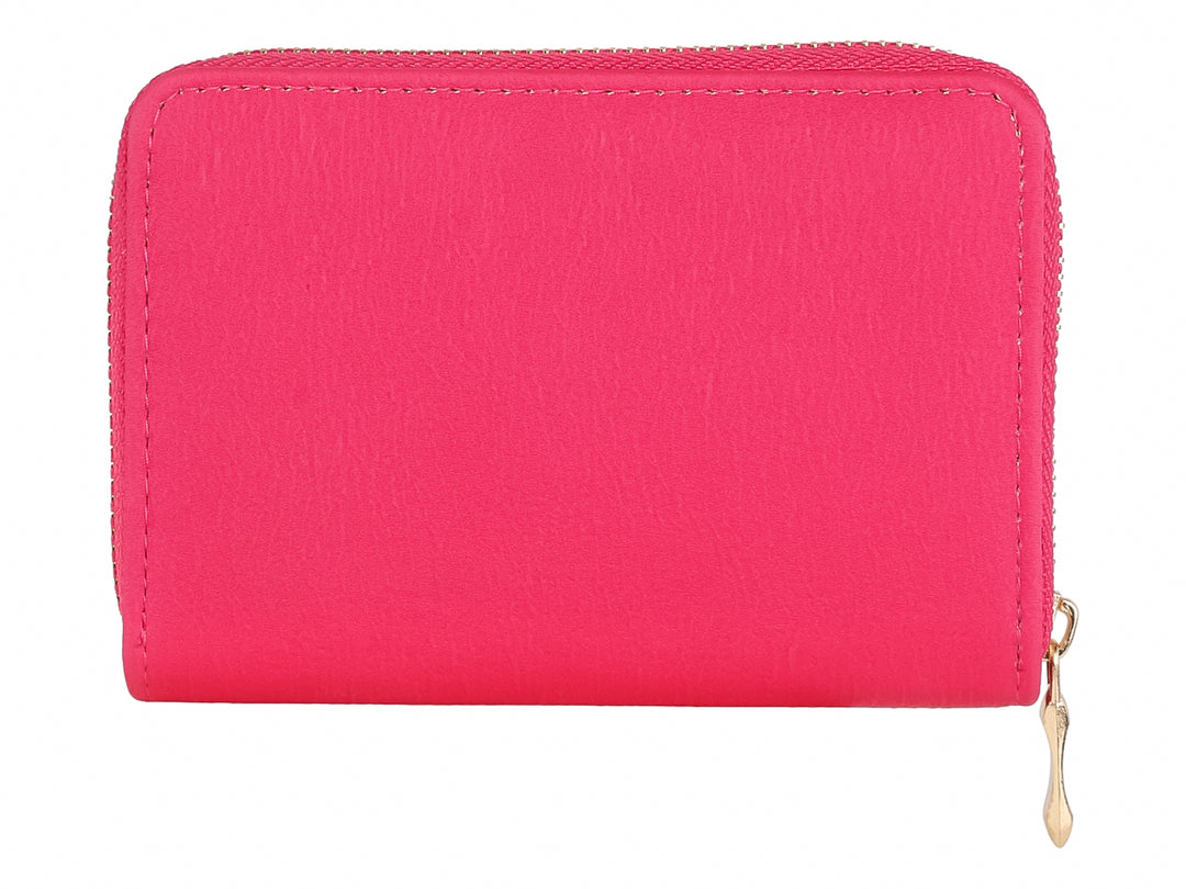 Monedero color rosa con cierre y detalle metálico dorado.