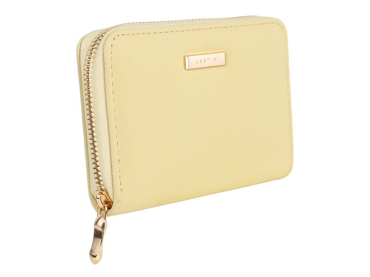 Monedero amarillo de material sintético con cierre y detalle metálico dorado.