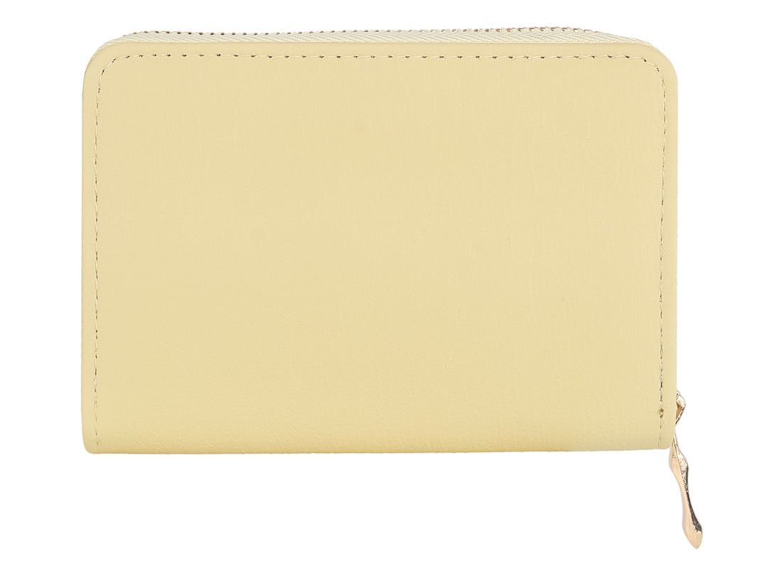 Monedero amarillo de material sintético con cierre y detalle metálico dorado.