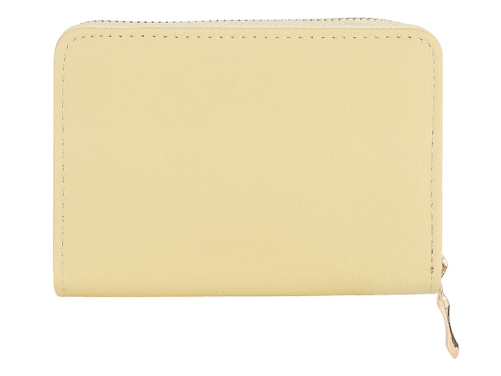 Monedero amarillo de material sintético con cierre y detalle metálico dorado.