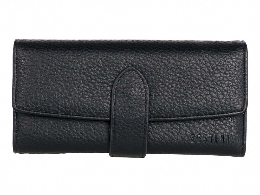 Cartera color negro con textura granulada y cierre de solapa central.