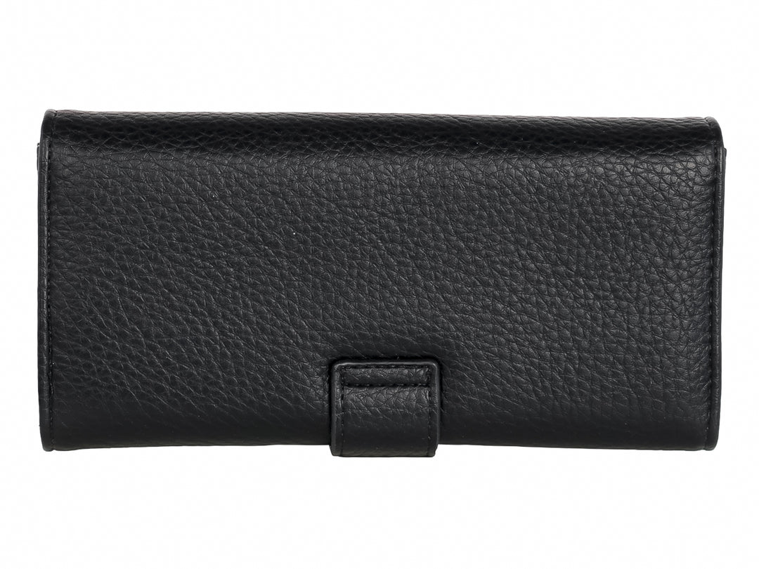 Cartera color negro con textura granulada y cierre de solapa central.