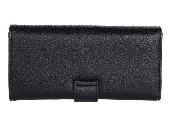 Cartera color negro con textura granulada y cierre de solapa central.