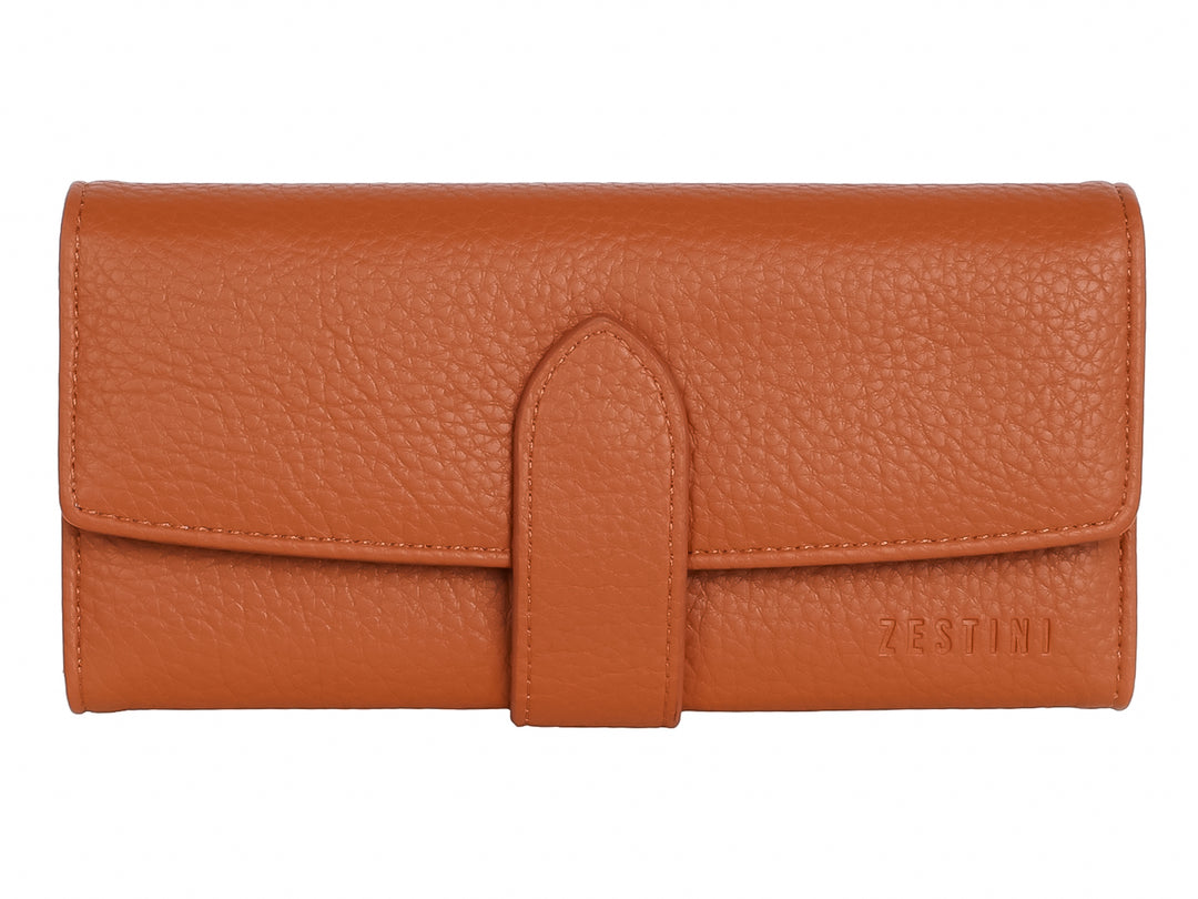 Cartera marrón de textura granulada con cierre de solapa central.