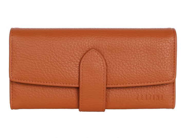 Cartera marrón de textura granulada con cierre de solapa central.