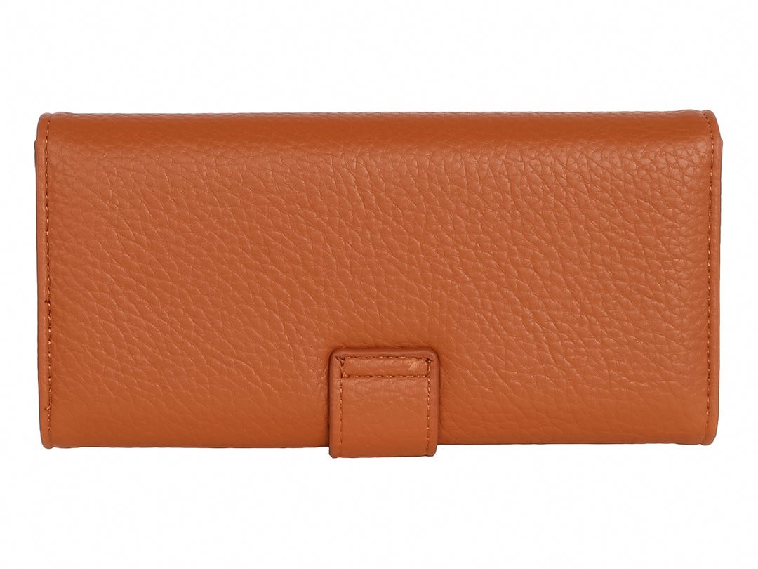 Cartera marrón de textura granulada con cierre de solapa central.