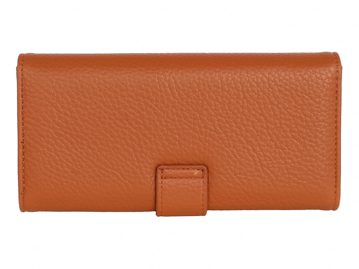 Cartera marrón de textura granulada con cierre de solapa central.