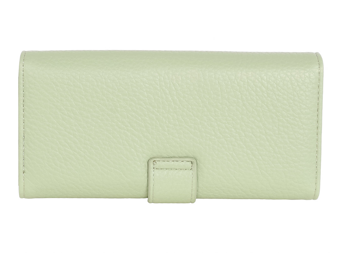 Cartera rectangular de color verde claro con textura granulada y cierre de solapa.