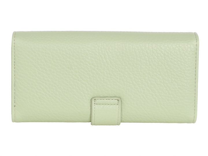Cartera rectangular de color verde claro con textura granulada y cierre de solapa.